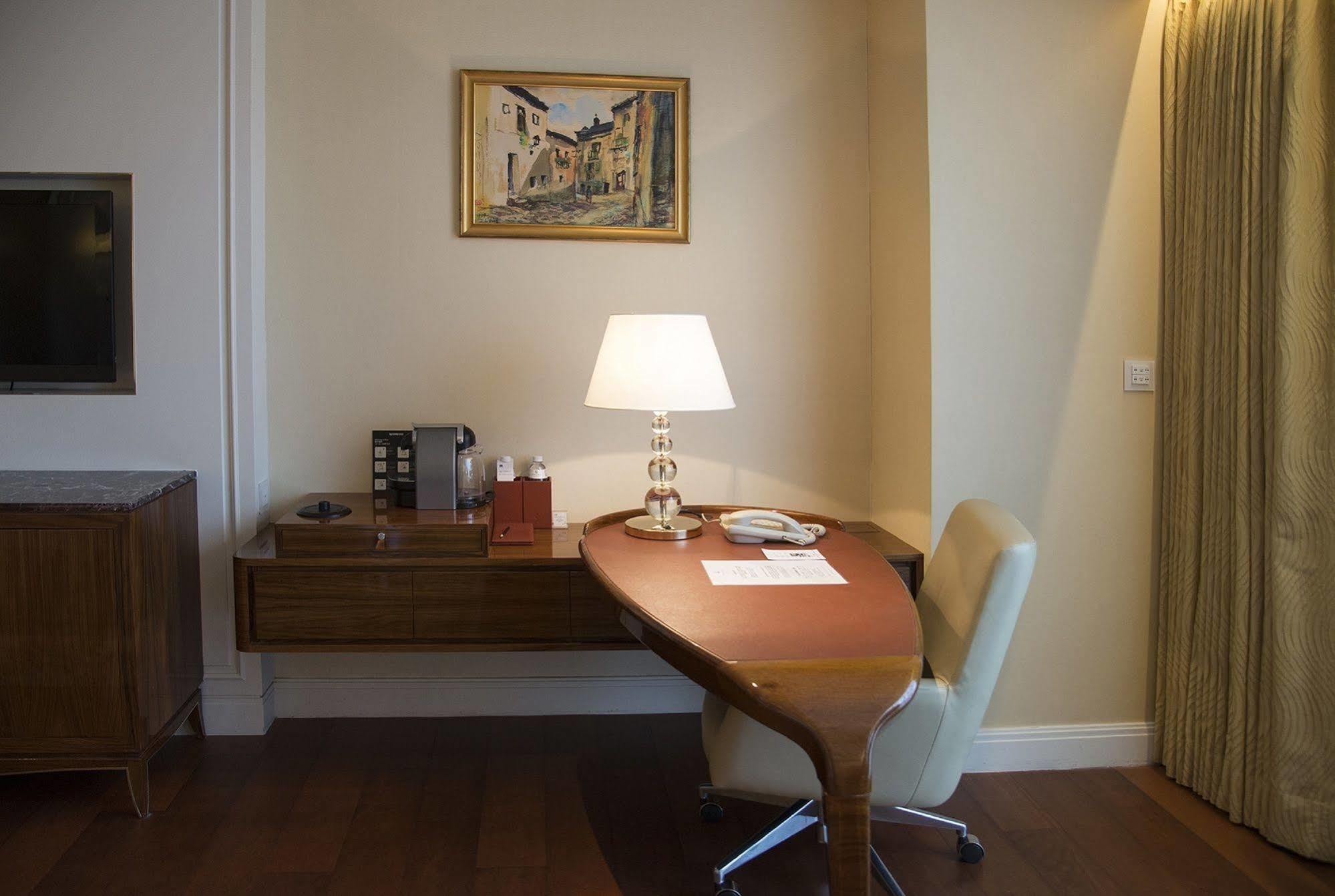 Hotel The Okura Prestige Tajpej Zewnętrze zdjęcie A desk in a hotel room